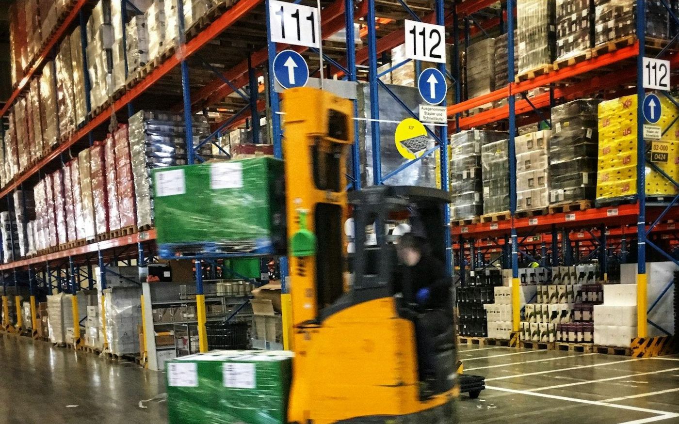 Montacargas en un centro de distribución