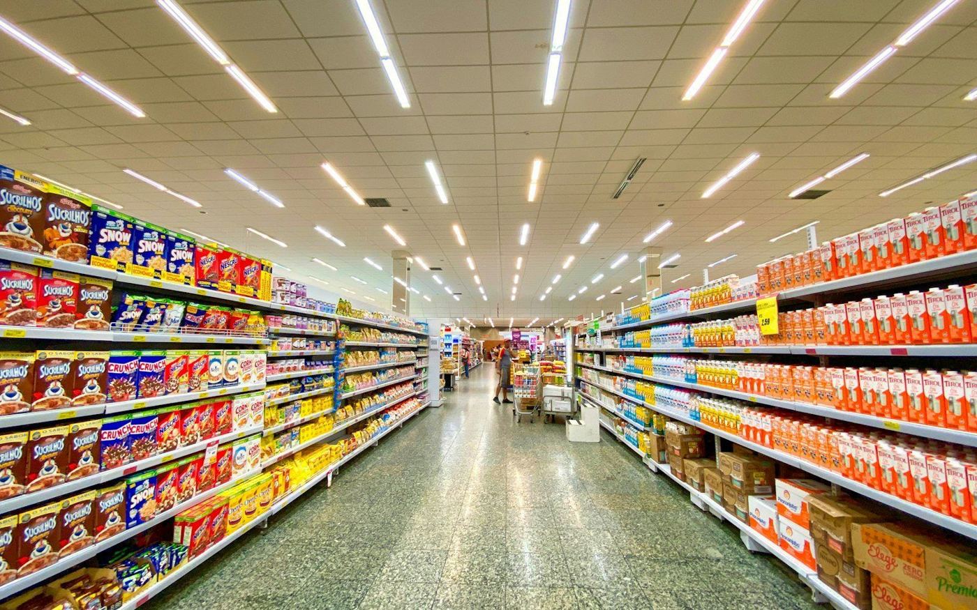 Pasillo de supermercado con productos en anaquel